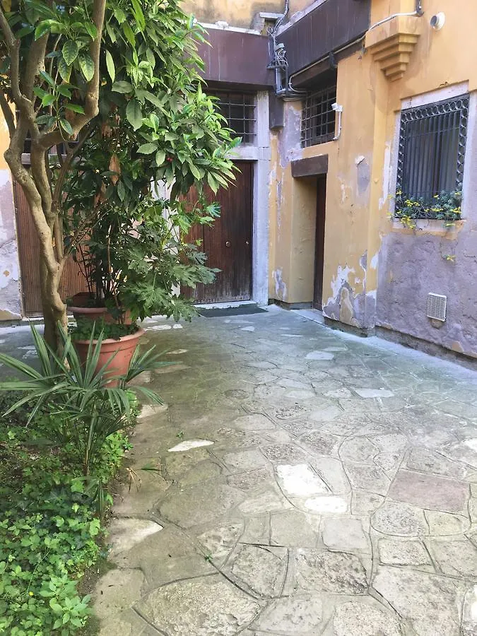 Apartment Appartamento Carbona Sconta Venice
